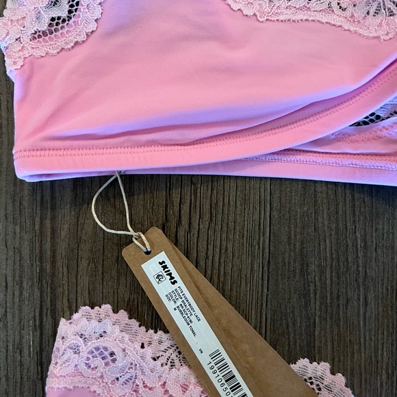 SKIMS Fits Everybody Lace
Scoop Bralette and Thong bundle Bubblegum color - Picture 8 of 13